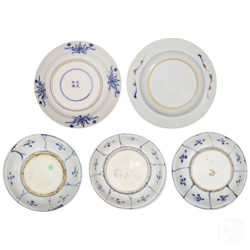 明萬曆至清康熙 青花及五彩盤五件及青花觚式瓶 | A COLLECTION OF FIVE DISHES AND A VASE, GU - 图2